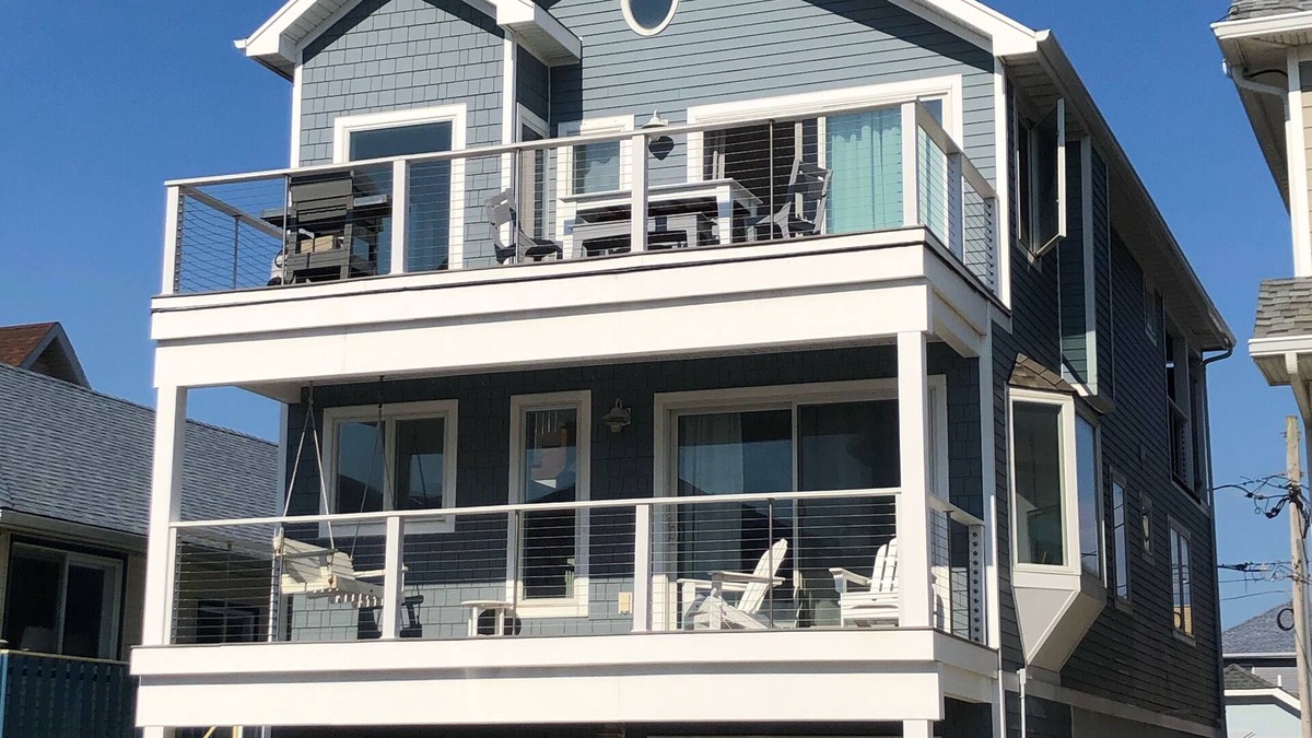 Long Beach House | Modern family retreat just steps from the beach.
