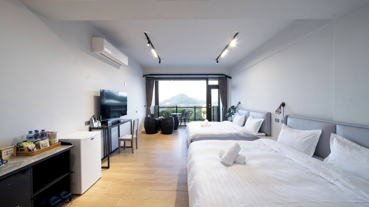 Alishan Apartment | Modern Family Room with Balcony & Mountain View – See You Soon Homestay, Alishan