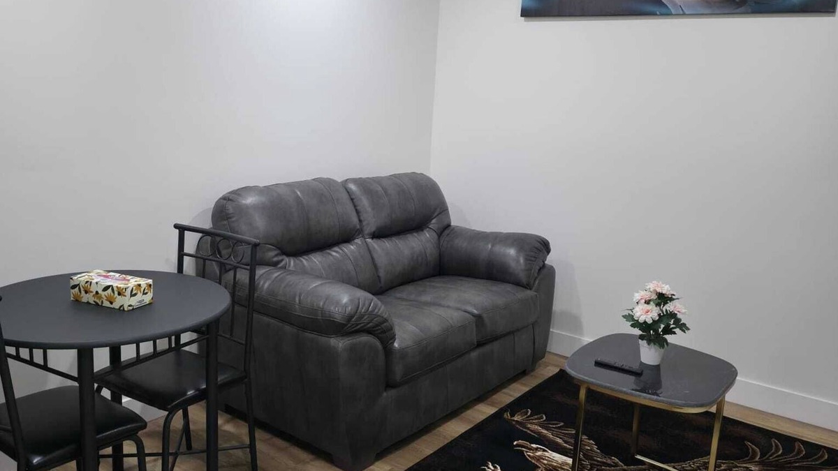 Regina House | Modern Family Suite with Free Parking, Near Malls, Parks & Transit