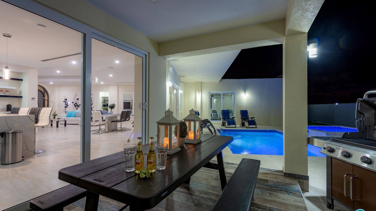 Noord Villa | Modern Family Villa 4 bed-4. 5 bath -Pool, AC, BBQ, Free WiFi, Beach chairs!