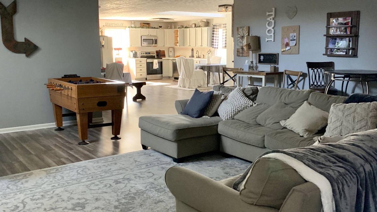 Westfield House | Modern Farm-house style within mins from Grand Park. Sleeps over 13!
