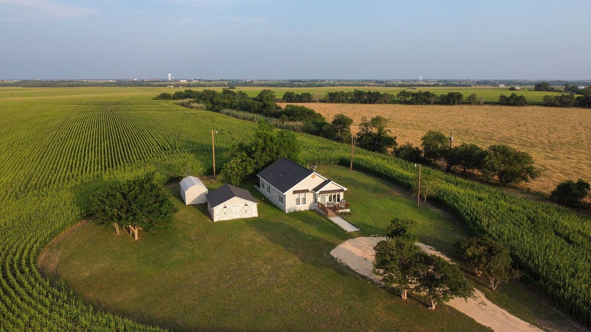 Manor House | Modern Farm w/2 Kings: 20 min to Austin, COTA-Tesla
