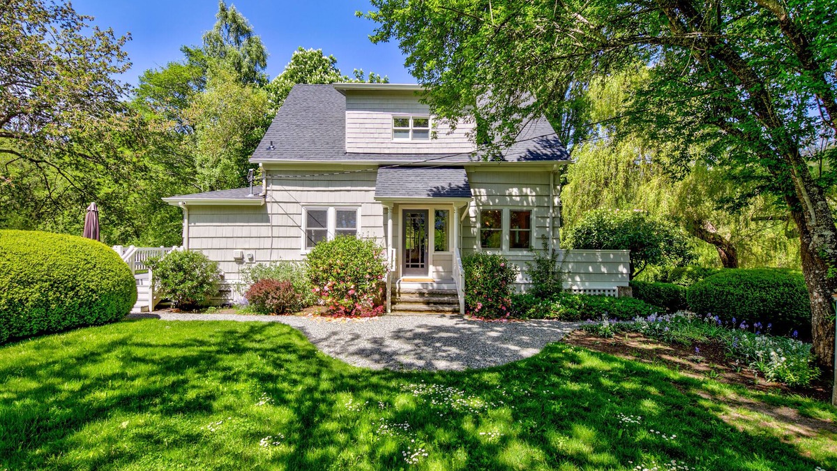 Bainbridge Island Other | MODERN FARMHOUSE with hot tub, spacious deck on 2 acres!