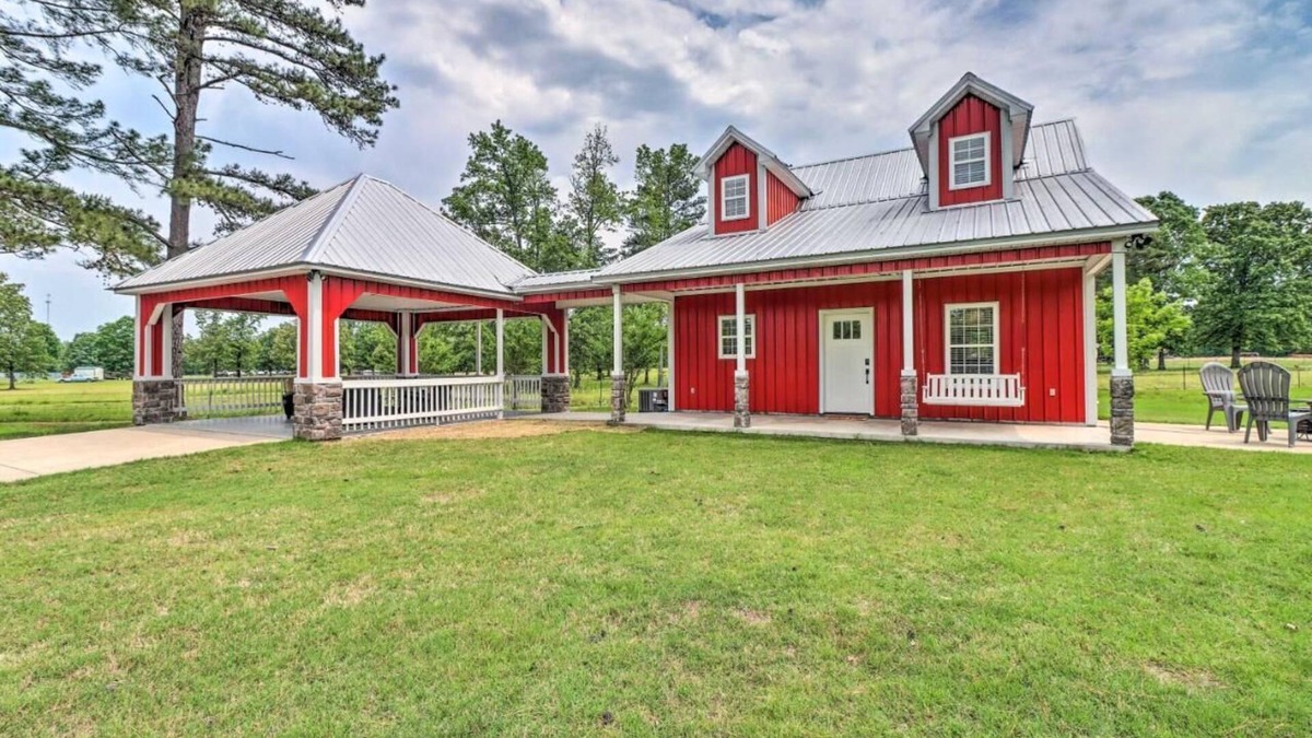 Higden House | Modern Farmhouse with large yard, 3 miles to lake