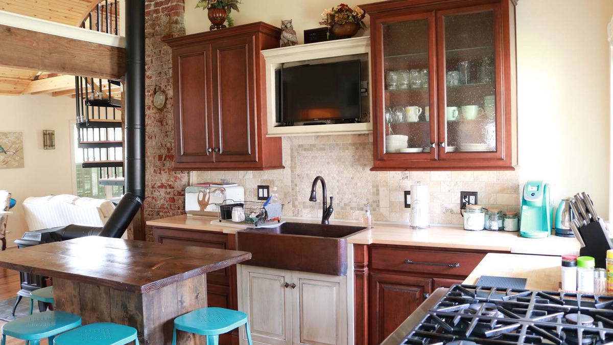 South Kansas City Cottage | MODERN FARMHOUSE by CHIEFS < 5min away! 75" TV, right off I-435 BOOK NOW!