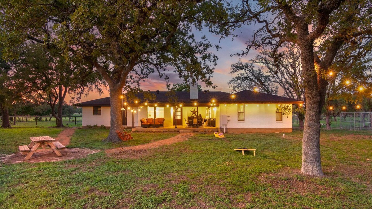 Comfort House | Modern Farmhouse - Hill Country Getaway - Texas Wine Country