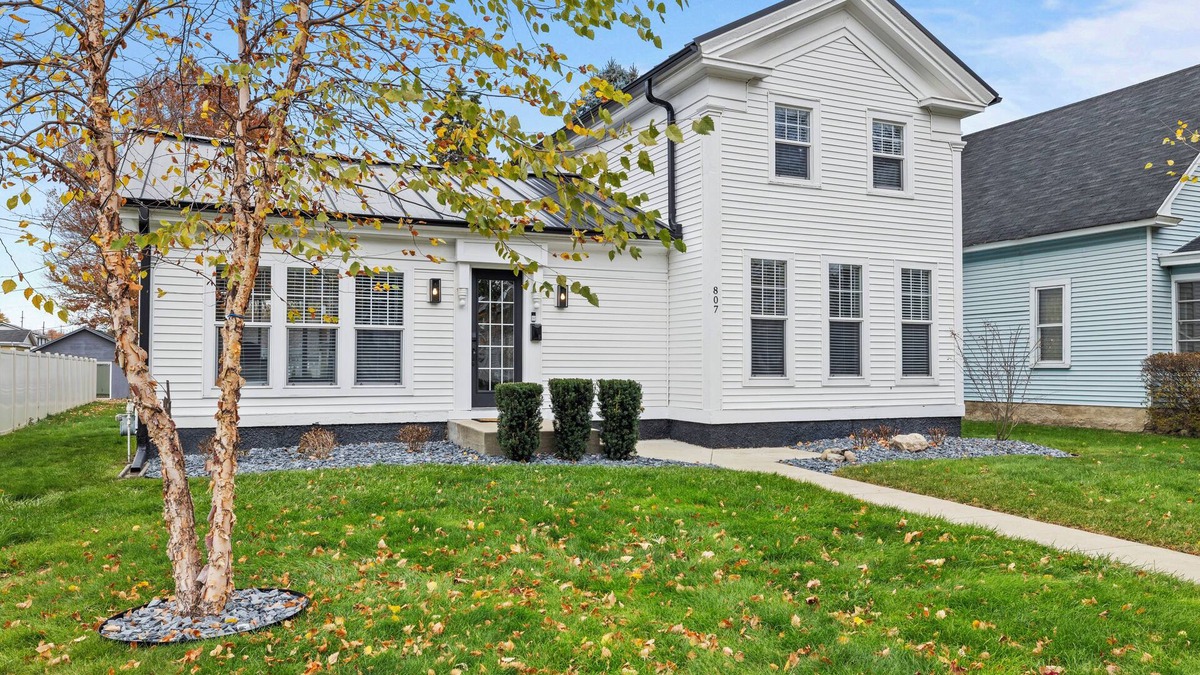 Auburn House | Modern Farmhouse in Charming Neighborhood Walking Distance to Downtown