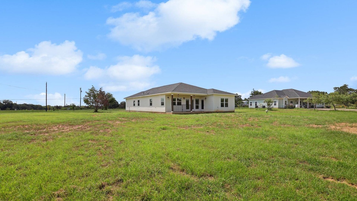 Paige House | Modern Farmhouse in McDade on 3 acres with Backyard Firepit and Fooseball Table!