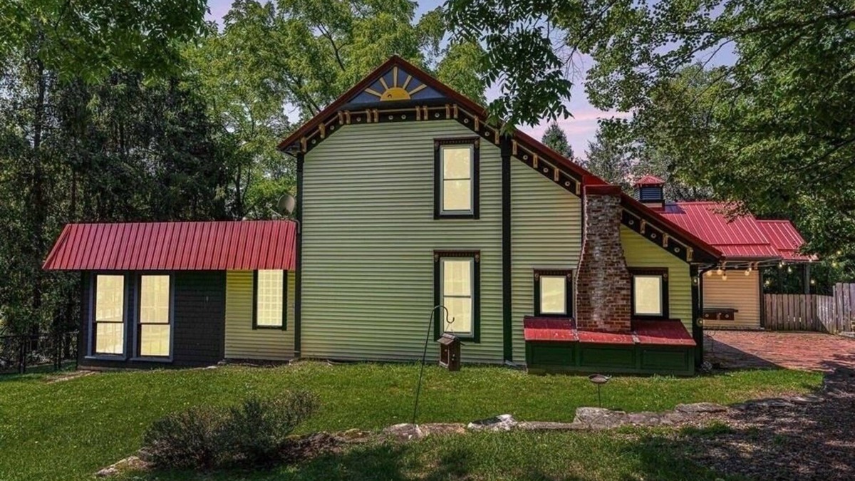 Morgantown House | Modern farmhouse near WVU and outdoor activities! Fire Pit, Hot tub. Bring Pets!