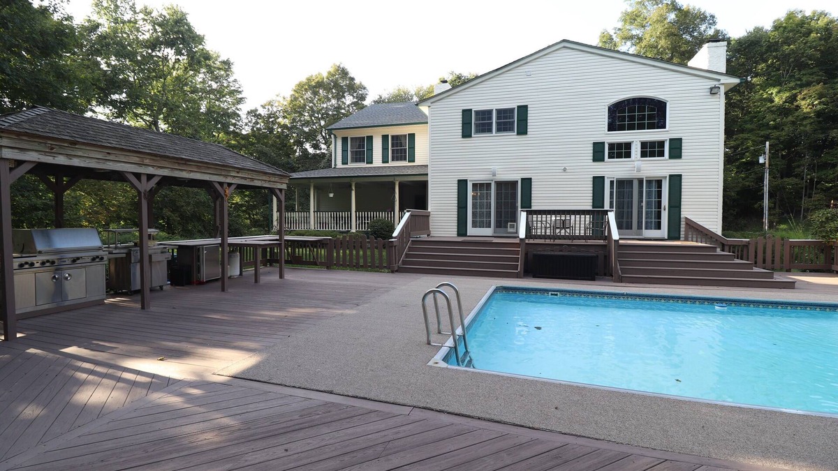 Greendell House | Modern Farmhouse w/Private Pool, Tennis Court, Gym, Fast WIFI, 1hr from NYC