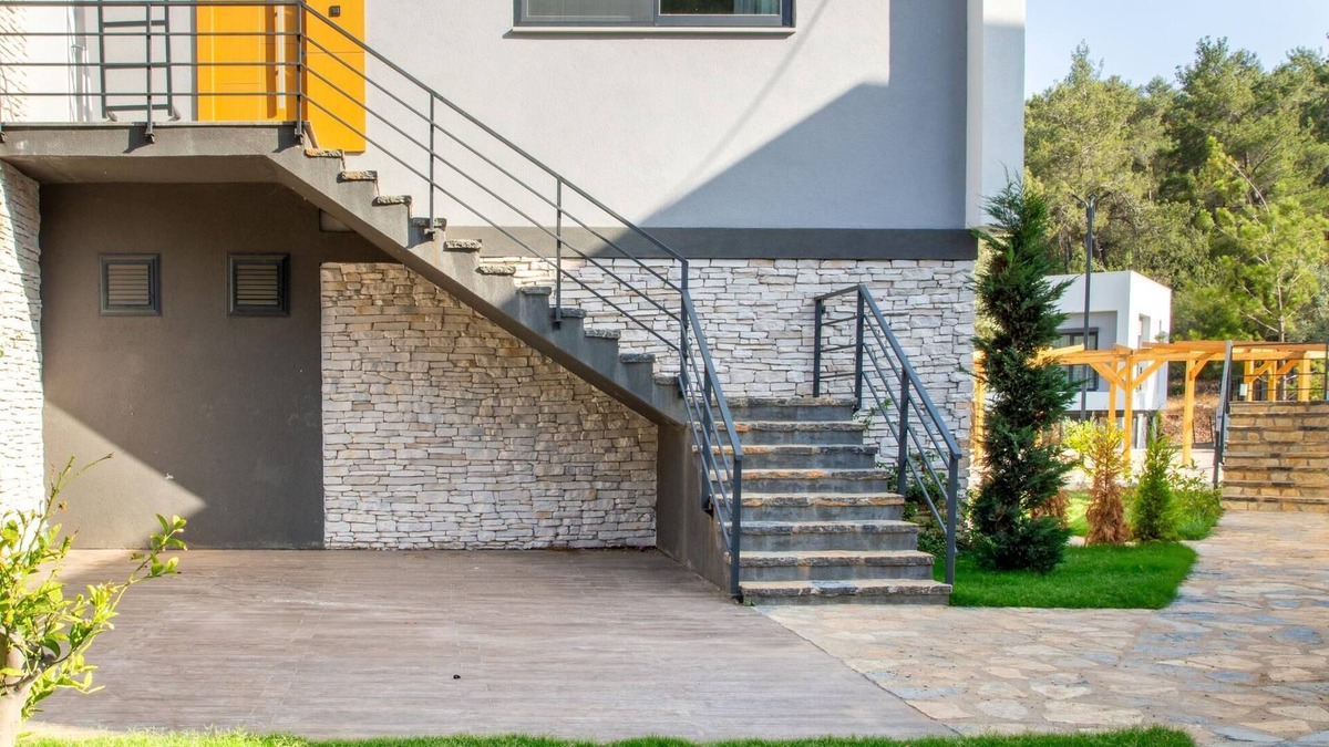 Milas Apartment | Modern Flat w Garden 5 min to Beach in Milas