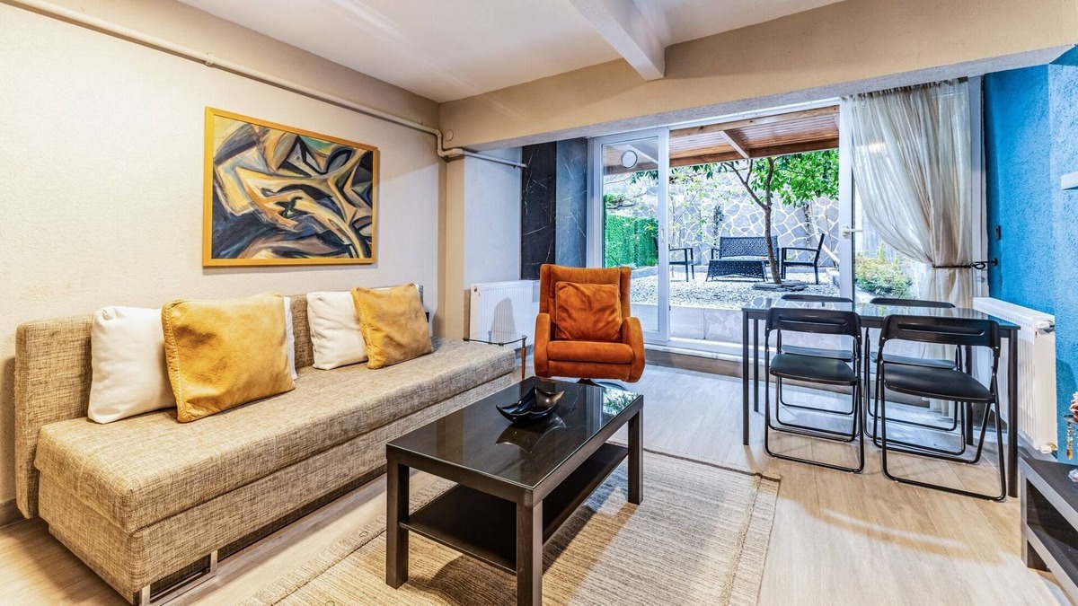 Rasimpasa Apartment | Modern Flat with Backyard in Kadikoy