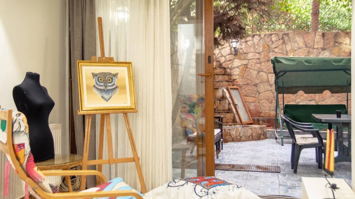 Karsiyaka Apartment | Modern Flat with Backyard Close to Karsiyaka Coast