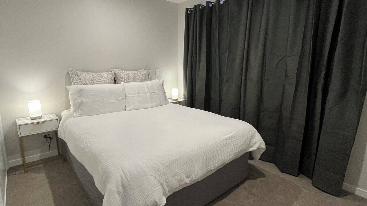 Kawarau Falls Apartment | Modern Flat with Mountain Views in Queenstown