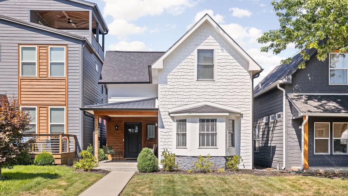 Fountain Square Hotel | Modern Fountain Square 3 BR, Firepit & Gaming Garage - only 10 min to City!