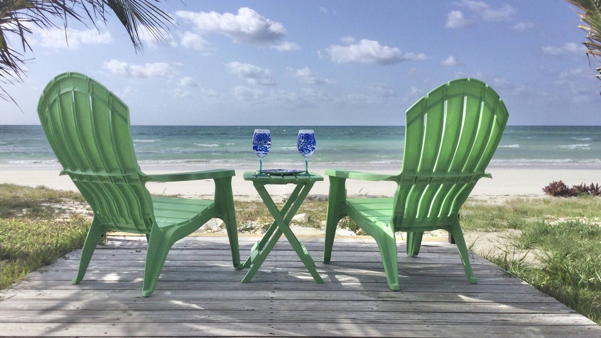 Pelican Point House | Modern Four Bedroom Home ON THE BEACH in Grand Bahama