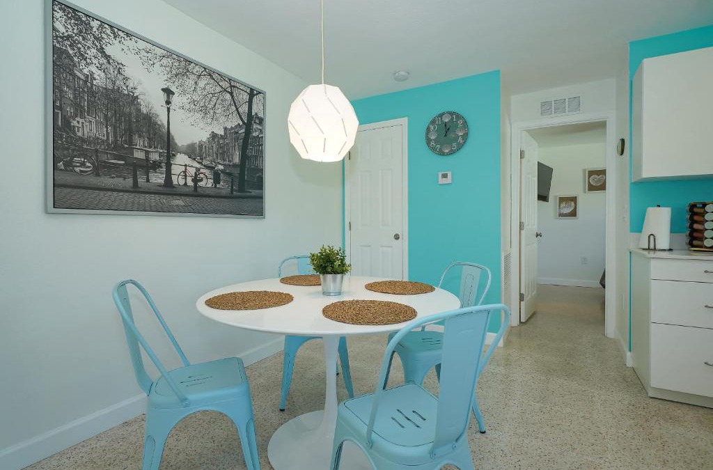 South Sarasota House | Modern & Fresh - Less than 3 miles to the Beach!
