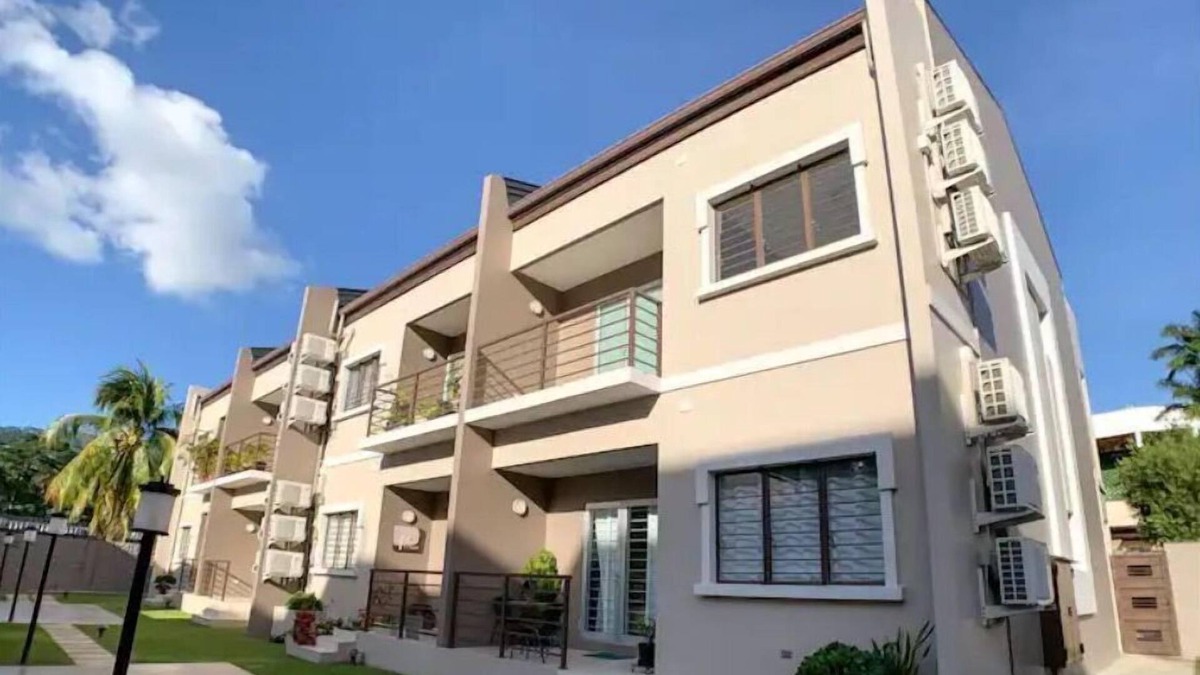 Downtown House | Modern, fully furnished and equipped townhouse
