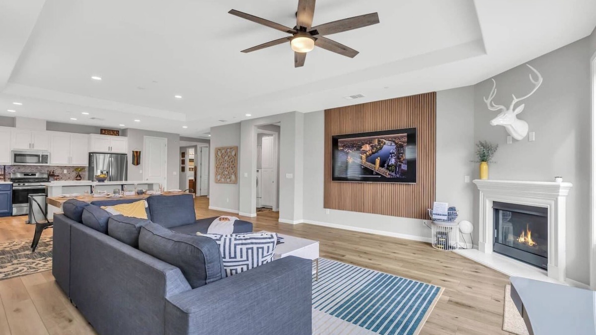 Sacramento House | Modern-Fully Loaded-EV Charger-Big Yard-10 Min DT