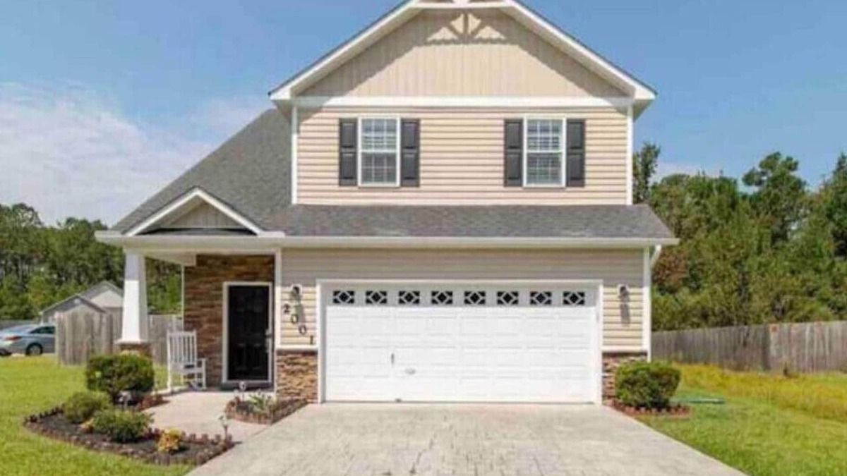 Westgate House | Modern Fun Home, w/neighborhood pool. Close to restaurants and shopping!