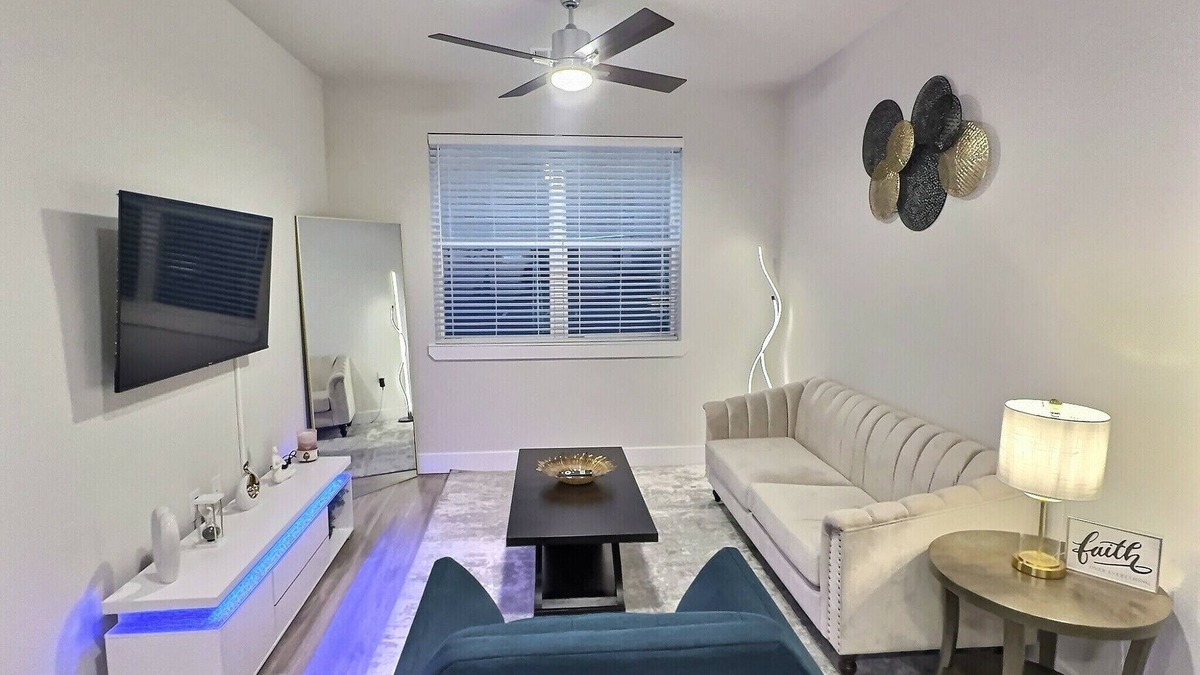 East Downtown Houston Apartment | Modern Furnished 1BR/Gated Parking/Near Downtown, Heights & Montrose