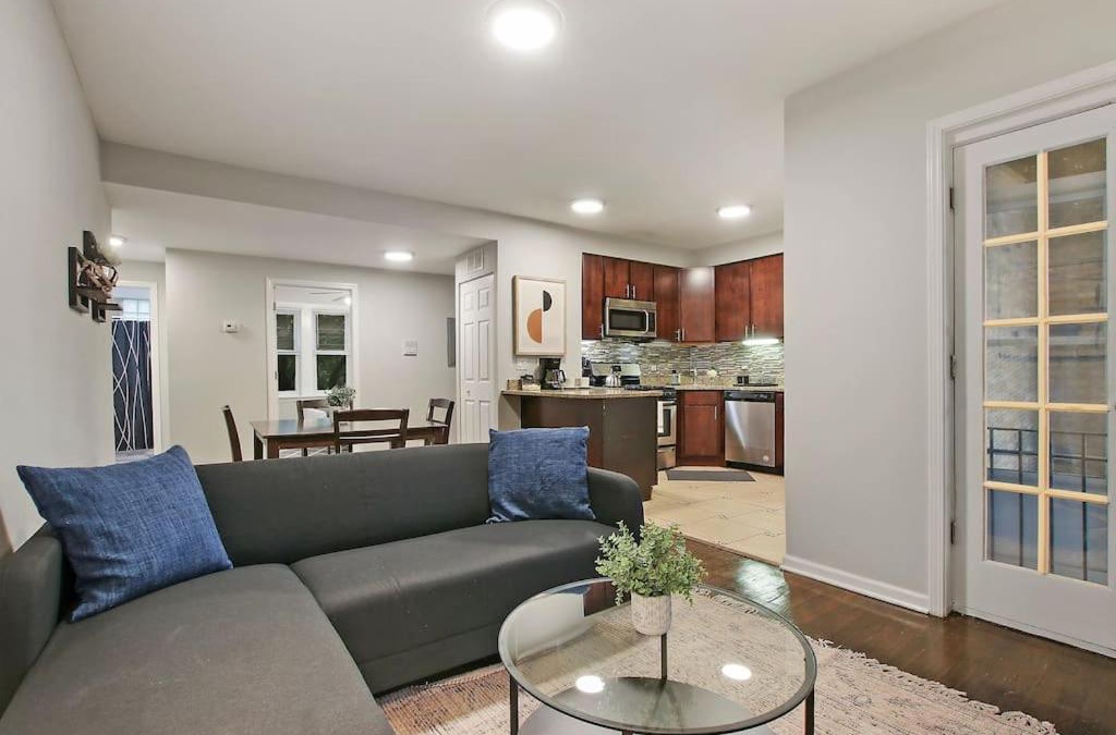 Chicago Apartment | Modern & Furnished 2BR Apt with In-unit Laundry - Sunnyside 2E