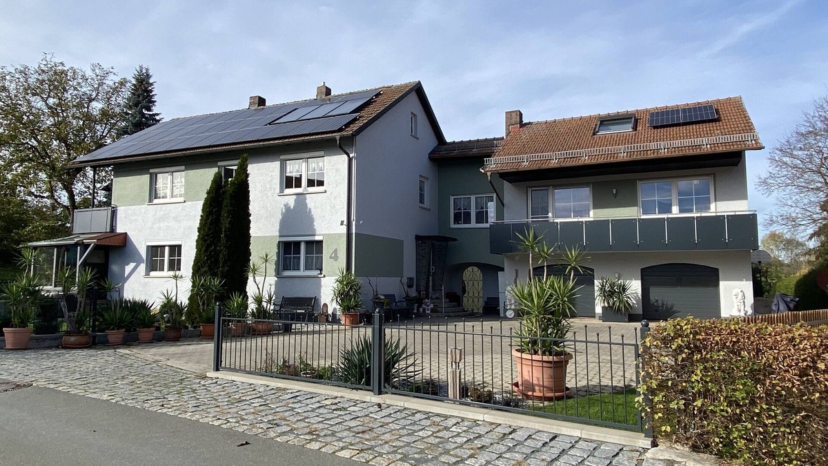 Goldkronach Apartment | Modern furnished, 80 m² 3-room apartment with south/west-facing balcony