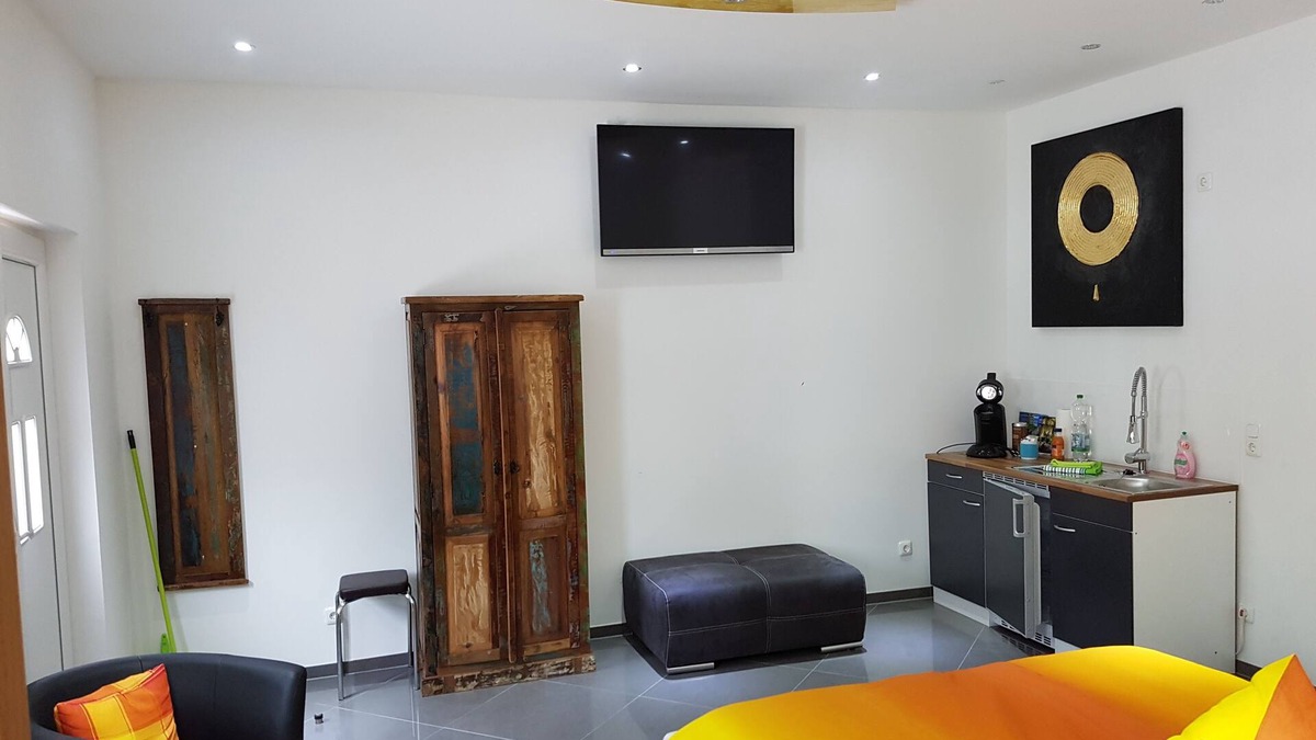 Hassloch Apartment | Modern furnished apartment with comfortable seating