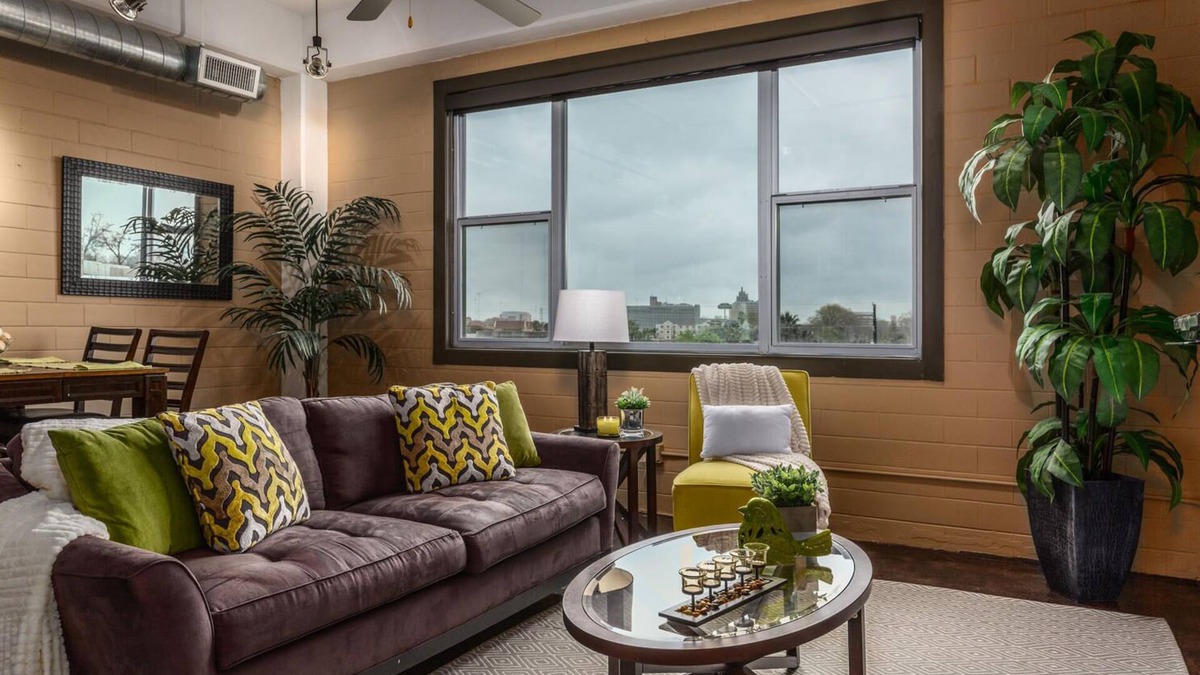Arsenal Condo | Modern Furnished Condo Overlooking Downtown & Pool - 2 Blocks From Riverwalk