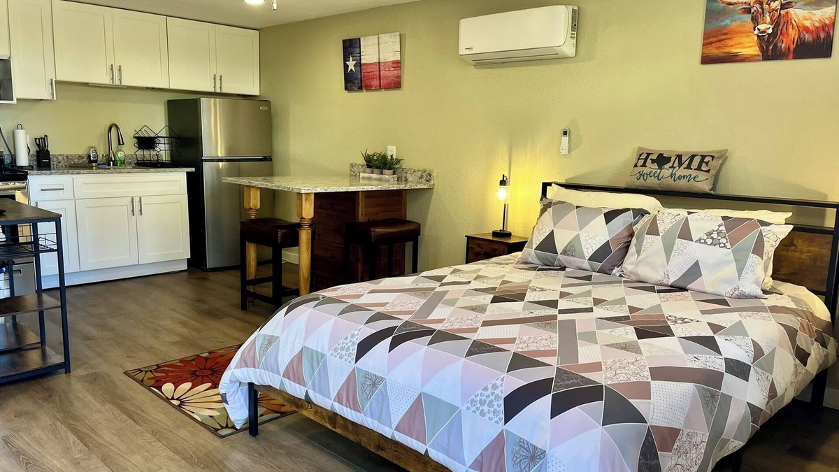 Eastland Apartment | Modern furnished, fully-equipped Studio Appartment in School Neighborhood