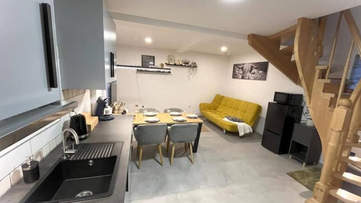 Euskirchen Apartment | Modern furnished holiday apartment with two bedrooms and a workspace