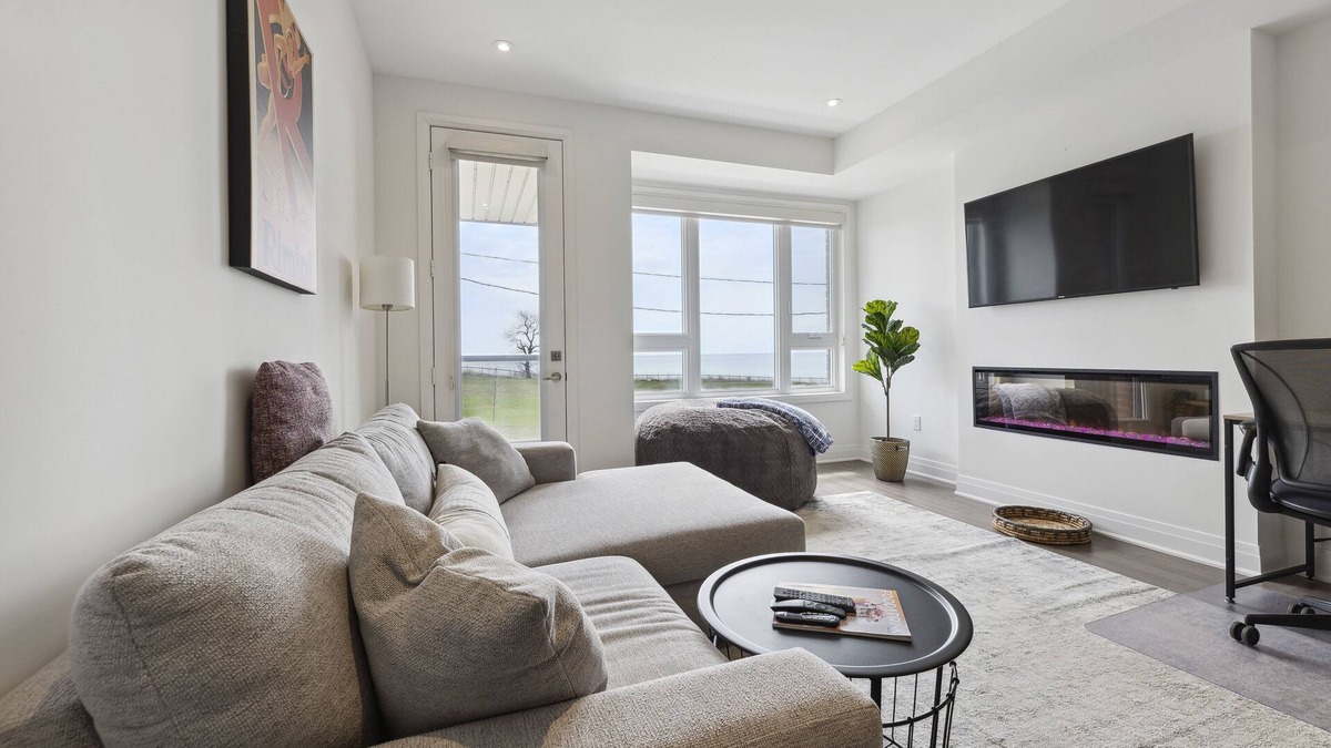 Clarington House | Modern Furnished Lakefront Townhome