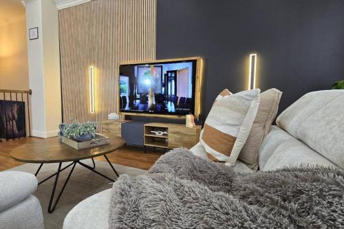 Woodlake - Briar Meadow Apartment | Modern Galleria Gem Private Jacuzzi 3 BR
