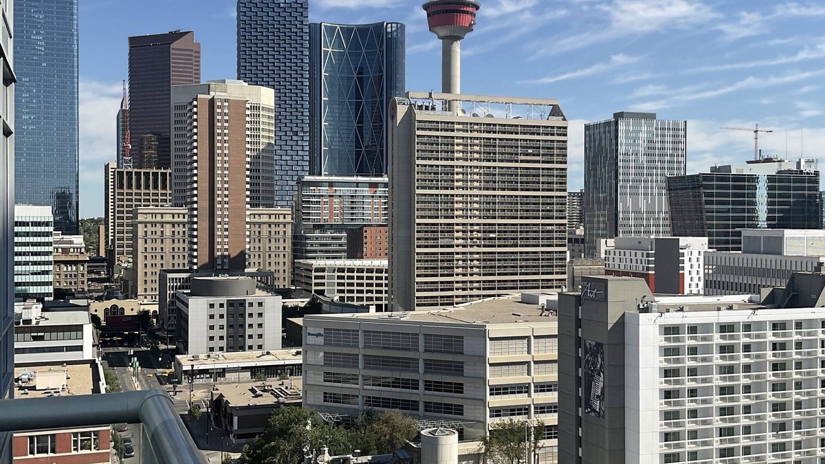 Beltline Apartment | Modern Gem on the Park -D/T-Heated Parking - Restaurants/Shops at your doorstep