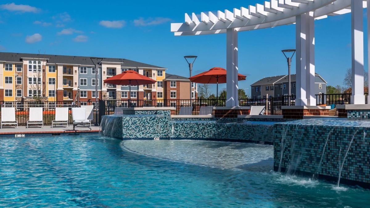 Fentress Apartment | “Modern Gem overlooking “Coffee Shop” 15 mins from Beach