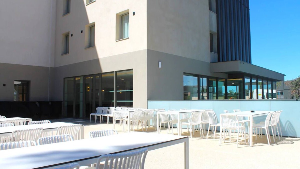 Signes Hotel | Modern Getaway w/Pool Access - Comfort & Convenience Near Local Attractions