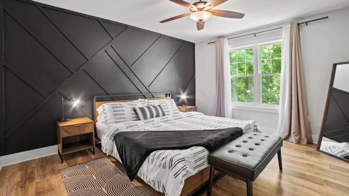Front Royal House | Modern getaway w/spa & game room