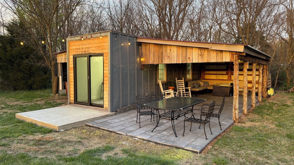 Battlefield Cabin | Modern Glamping Cabin in Springfield with king bed and AC on 3 private acres.