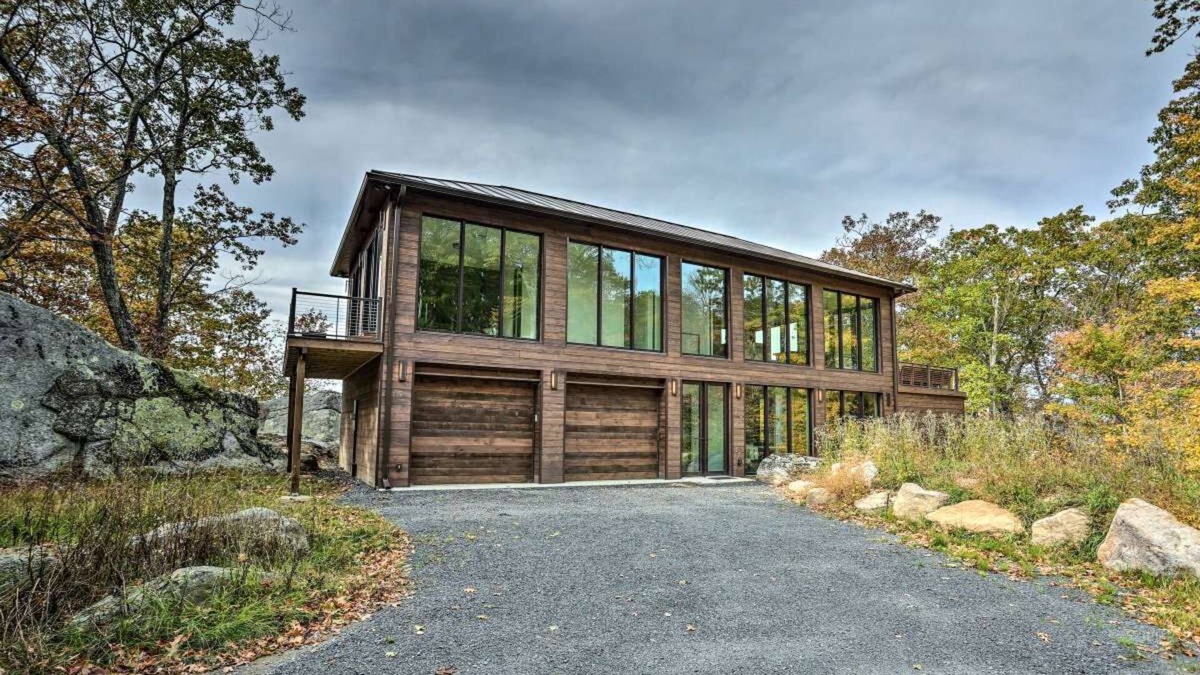Cragsmoor House | Modern Glass Home w/ Mountain Views