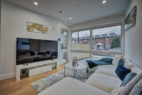 16th Street Heights Apartment | Modern, Gorgeous & Luxury Gem - 5 Stars Location