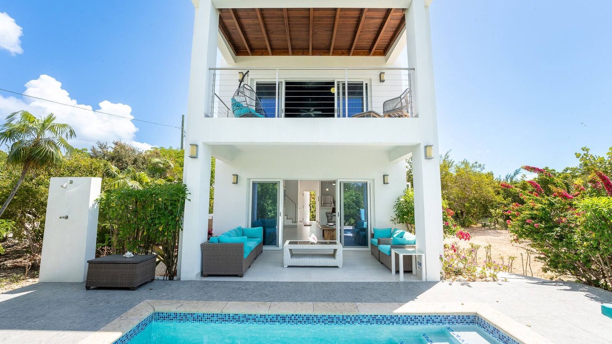 The Bight Villa | Modern Grace Bay villa with Pool 3 mins walk to Beach & Reef Sleeps 4 ,Gardens