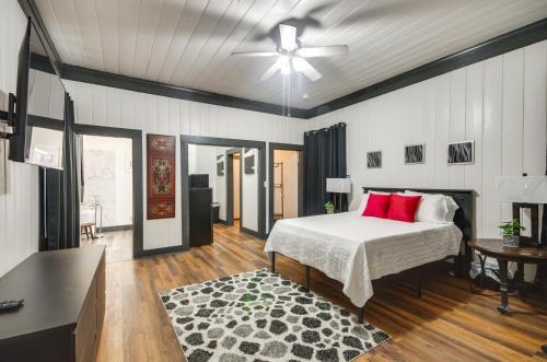 Greenwood Apartment | Modern Greenwood Studio Less Than 1 Mi to Downtown!