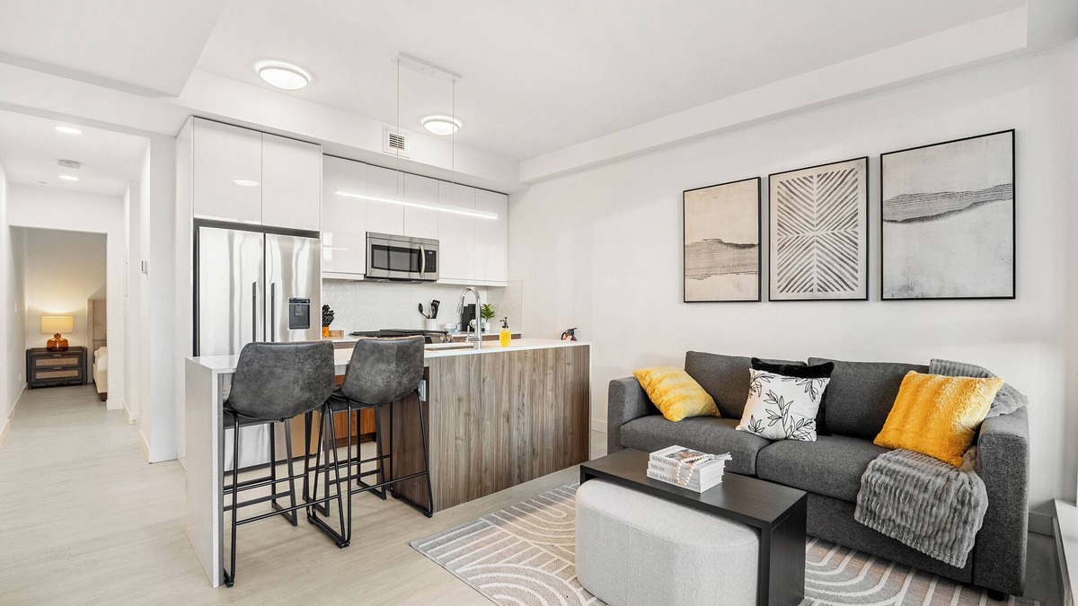 Sunnyside Apartment | Modern Ground-Level Suite UG Parking, AC, C-Train