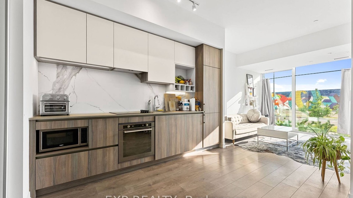 Vaughan House | Modern Ground Level Townhome with Easy Subway Access - Ideal for Extended Stays