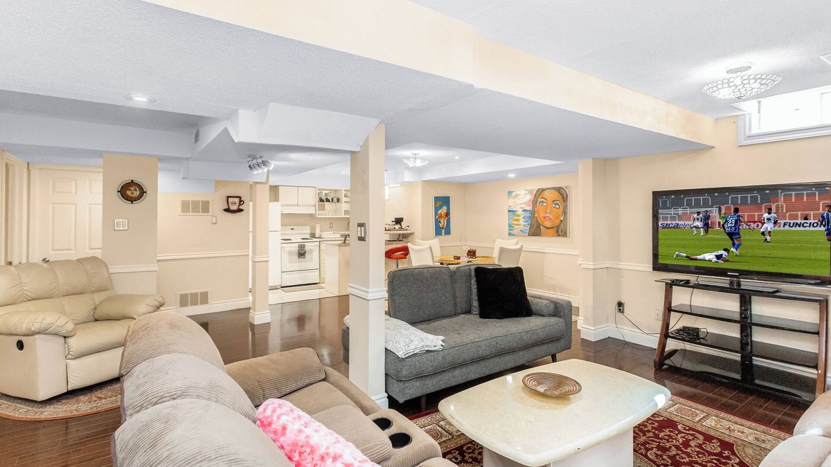 East Credit Apartment | Modern Guest Suite - Comfort for 5 - Free Parking
