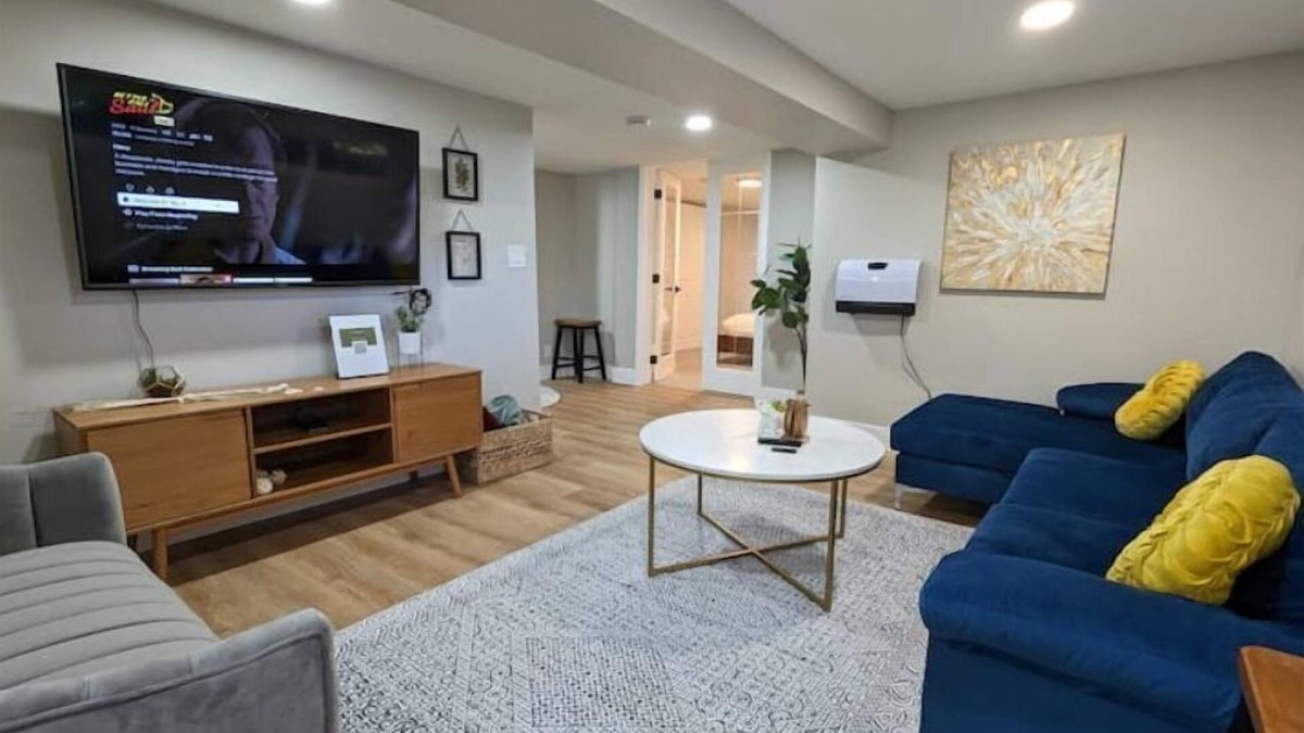 North End House | Modern Guest Suite Near Proctor w/Hot Tub & 2 King Beds