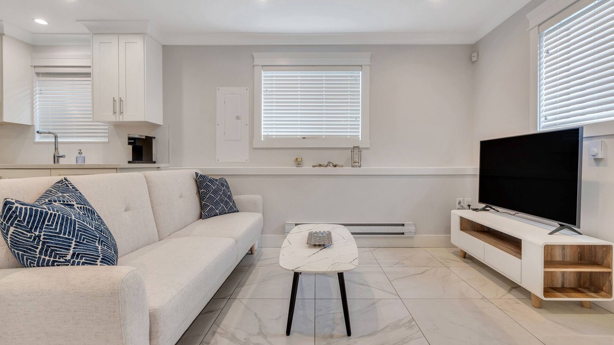 East Side House | Modern Guesthouse near Skytrain and Free Parking