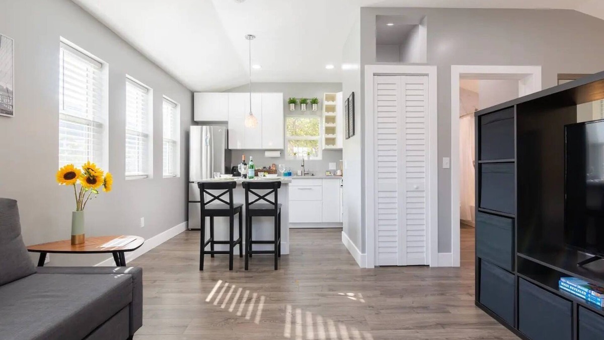 Centennial Cottage | 🌼Modern guesthouse w private patio and ♨️ hot tub