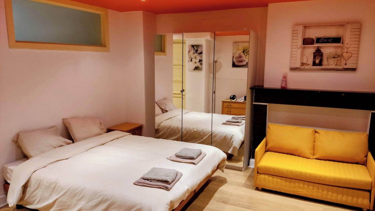 Etterbeek Apartment | Modern half-basement 1BR near Montgomery & VUB