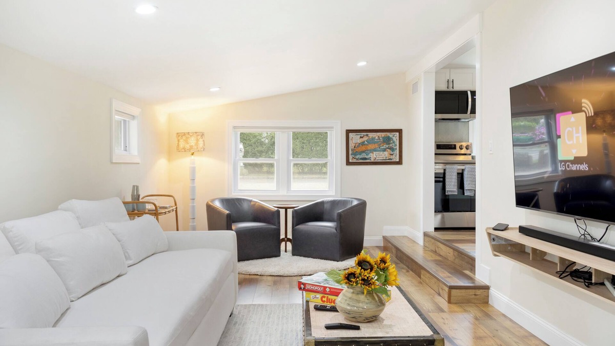 Town of Southampton House | Modern Hamptons Getaway: 5 minutes to the Beach and Restaurants!